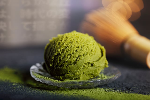 Producto alimenticio en polvo verde servido en una cuchara, representando la evaluación de seguridad alimentaria y una herramienta para evaluar seguridad alimentaria.