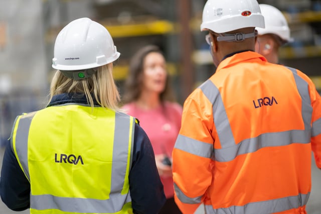 Especialistas da LRQA em equipamentos de segurança durante visita técnica em ambiente industrial