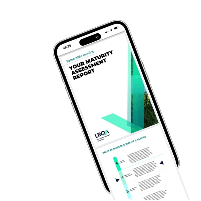 Tela de celular exibindo relatório de maturidade sobre fornecimento responsável da LRQA