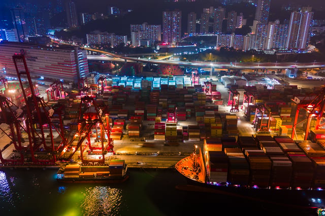 Imagen de noche de un puerto con contenedores