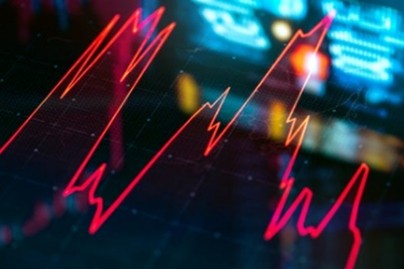 Visualización de datos con líneas de tendencia en una pantalla, que representa los insights basados en datos y la capacidad analítica de LRQA.