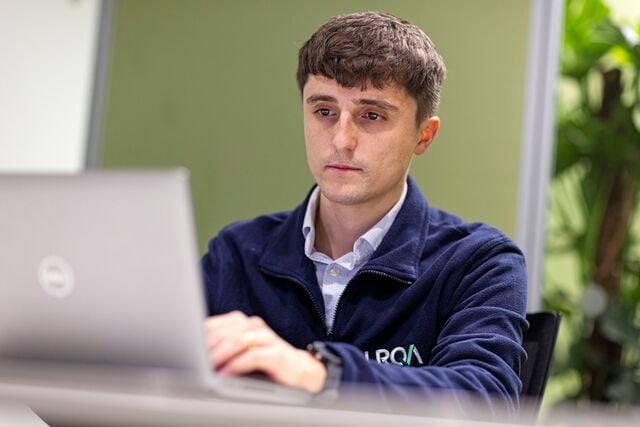 Pen testing consultant tailoring solutions for business needs
